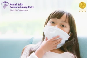Ilustrasi pasien mengalami ISPA saat musim hujan akibat ventilasi rumah tertutup dan penularan virus di dalam ruangan
