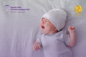 Bayi Menangis Terus di Minggu Pertama? Dia Bukan Rewel, Dia Sedang “Homesick”