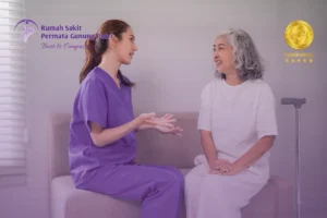 Pasien lansia berkonsultasi dengan dokter untuk deteksi dini penyakit di RS Permata Gunung Putri Bogor