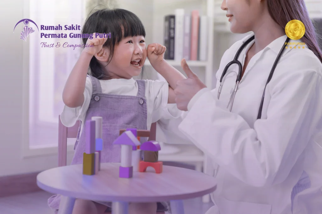 Dokter anak memeriksa tumbuh kembang anak di RS Permata Gunung Putri Bogor