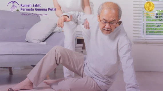 Bukan Cuma Lantai Licin! Ini “Musuh dalam Selimut” yang Bikin Lansia Sering Jatuh Tiba-Tiba